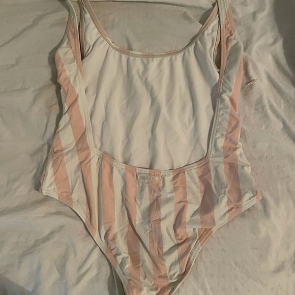 Billabong low back one piece - Picture 2 of 3